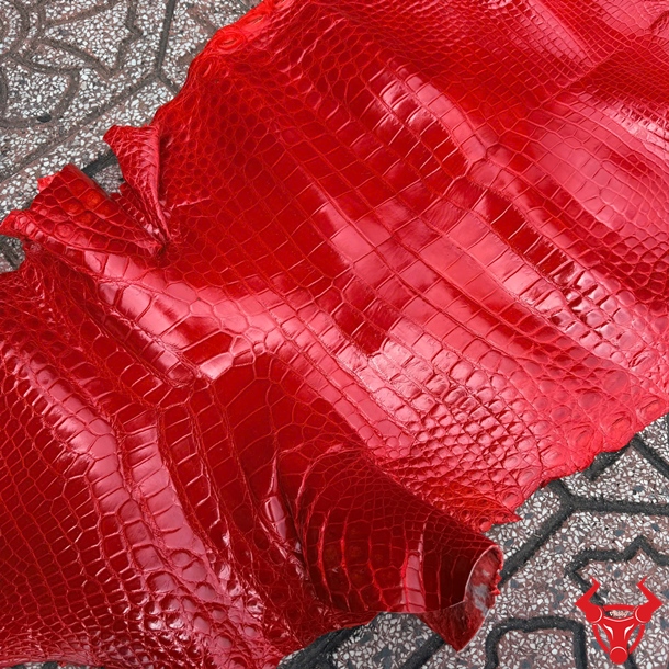 Da Cá Sấu Bóng Kính Cao Cấp Màu Đỏ Chế Tác Phụ Kiện Da cá sấu bóng kính màu đỏ size 5 nhỏ bỏ gai thích hợp làm ví, túi và phụ kiện.