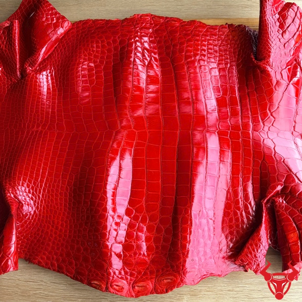Da Cá Sấu Bỏ Gai Màu Đỏ Size 5 Nhỏ Chất Lượng Cao Tấm da cá sấu bóng kính size 5 nhỏ màu đỏ với kết cấu chắc chắn và vân đẹp.