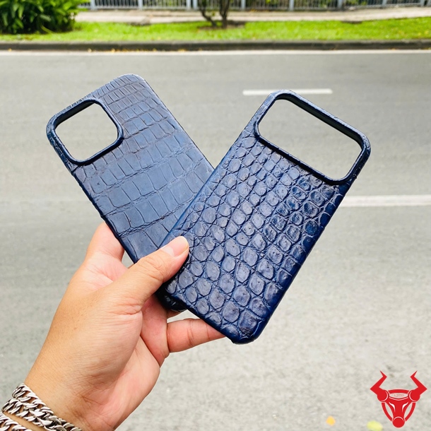 Ốp Da Bụng Cá Sấu ELAA8 Sang Trọng Cho iPhone 17 Pro Max Ốp lưng iPhone 17 Pro Max da bụng cá sấu ELAA8 màu xanh navy bền đẹp.
