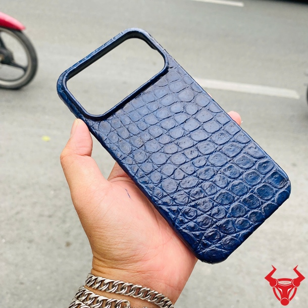 Ốp Lưng Da Cá Sấu Xanh Navy Thời Trang iPhone 17 Pro Max Ốp da bụng cá sấu bảo vệ toàn diện cho iPhone 17 Pro Max màu xanh navy.