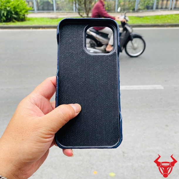 Ốp Lưng Full Viền Da Cá Sấu Bảo Vệ iPhone 17 Pro Max Ốp lưng da bụng cá sấu cao cấp ELAA8 màu xanh navy cho iPhone 17 Pro Max.