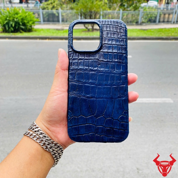 Ốp Lưng iPhone 17 Pro Max Da Bụng Cá Sấu ELAA8 Xanh Navy Cao Cấp Ốp lưng iPhone 17 Pro Max full viền da bụng cá sấu ELAA8 màu xanh navy sang trọng.