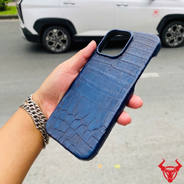 Ốp Lưng Da Cá Sấu Thật Cho iPhone 17 Pro Max ELAA8 Ốp lưng full viền iPhone 17 Pro Max da bụng cá sấu màu xanh navy cao cấp.