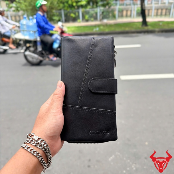 Ví Cầm Tay Nữ Dáng Dài Da Bò VICT02 Màu Đen Cao Cấp Ví cầm tay nữ dáng dài da bò VICT02 màu đen cao cấp với thiết kế thanh lịch.