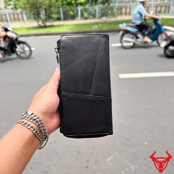 Ví Cầm Tay Nữ Da Bò Dáng Dài VICT02 Tiện Dụng Ví cầm tay nữ da bò VICT02 màu đen phong cách hiện đại và cao cấp.