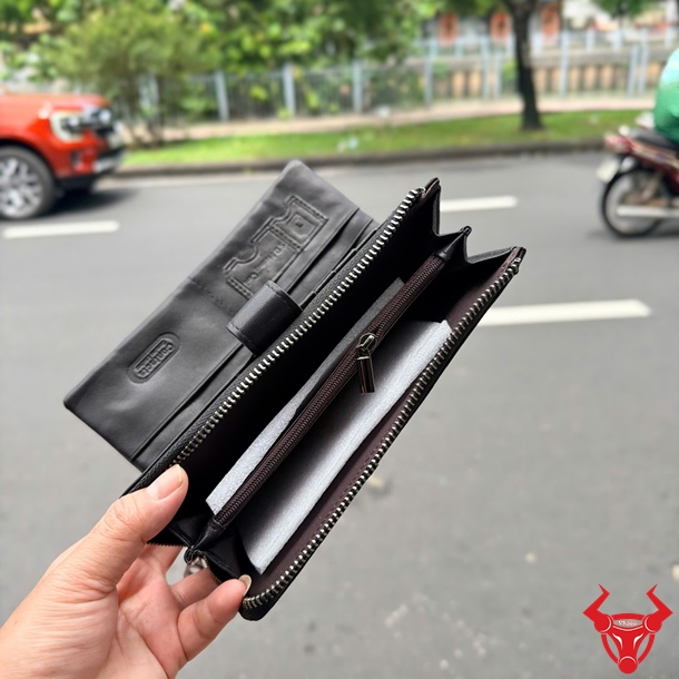 Ví Cầm Tay Nữ Da Bò VICT02 Màu Đen Chính Hãng Bền Đẹp Ví cầm tay nữ dáng dài da bò VICT02 màu đen phong cách thanh lịch và cao cấp.