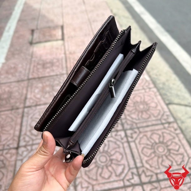 Ví Nữ Dáng Dài Da Bò VICT02 Màu Nâu Đen Thanh Lịch Ví cầm tay nữ da bò VICT02 màu nâu đen thời thượng và tiện dụng.