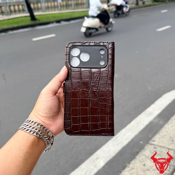 Bao Da iPhone 17 Pro Max Da Bụng Cá Sấu ELCA8 Bao da iPhone 17 Pro Max da bụng cá sấu ELCA8 màu Nâu Đất cao cấp