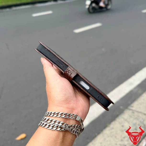 Bao Da iPhone 17 Pro Max ELCA8 Nâu Đất Sang Trọng Bao da iPhone 17 Pro Max da bụng cá sấu ELCA8 Nâu Đất cao cấp lịch lãm