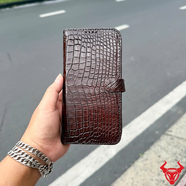 Bao Da Cá Sấu iPhone 17 Pro Max ELCA8 Cao Cấp Bao da cá sấu ELCA8 cho iPhone 17 Pro Max màu Nâu Đất sang trọng
