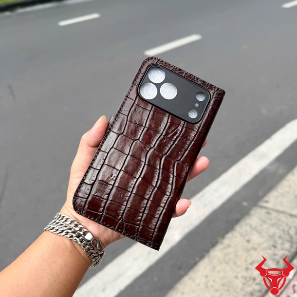 Bao Da iPhone 17 Pro Max ELCA8 Màu Nâu Đất Cao Cấp Bao da ELCA8 iPhone 17 Pro Max da bụng cá sấu Nâu Đất đẳng cấp