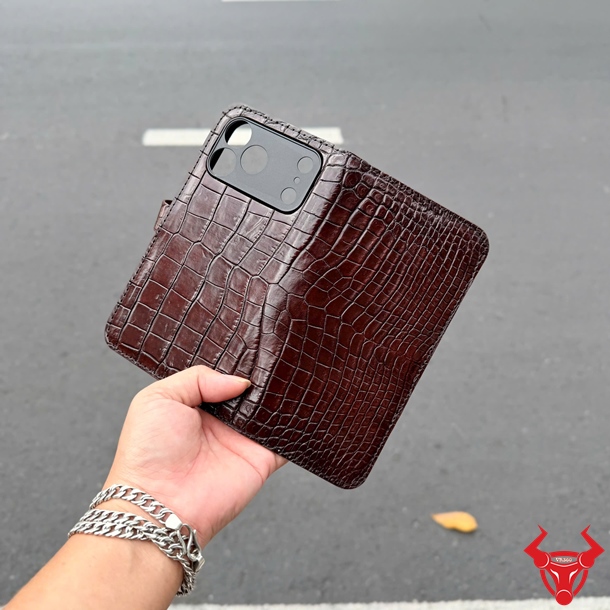Bao Da Cá Sấu iPhone 17 Pro Max ELCA8 Sang Trọng Bao da iPhone 17 Pro Max ELCA8 da bụng cá sấu vân tự nhiên màu Nâu Đất