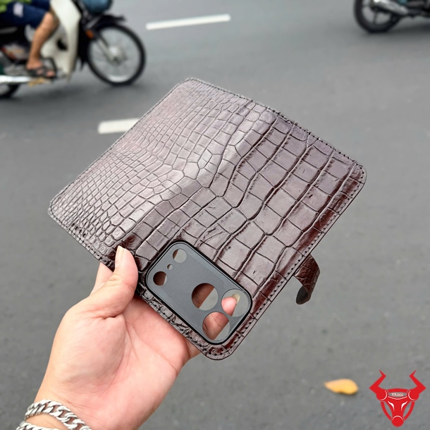 Bao Da iPhone 17 Pro Max Da Bụng Cá Sấu Nâu Đất Bao da iPhone 17 Pro Max da bụng cá sấu ELCA8 Nâu Đất sang trọng