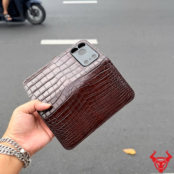 Bao Da iPhone 17 Pro Max ELCA8 Da Bụng Cá Sấu Cao Cấp Bao da iPhone 17 Pro Max da cá sấu ELCA8 màu Nâu Đất phụ kiện cao cấp