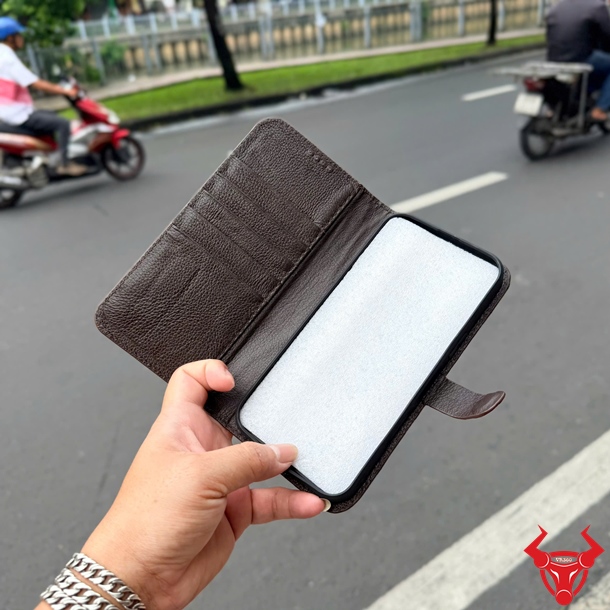 Bao Da Cá Sấu ELCA8 Cho iPhone 17 Pro Max Nâu Đất Bao da ELCA8 iPhone 17 Pro Max da bụng cá sấu màu Nâu Đất tinh tế