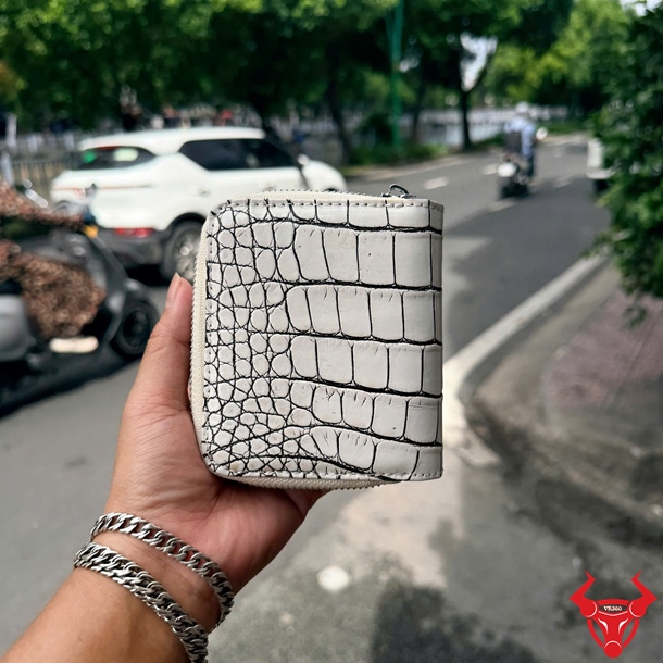 Ví Da Cá Sấu Nữ VRBA8 Vân Nhỏ Trắng Đen Sang Trọng Ví da cá sấu nữ vân nhỏ VRBA8 màu trắng đen dáng ngắn thời thượng