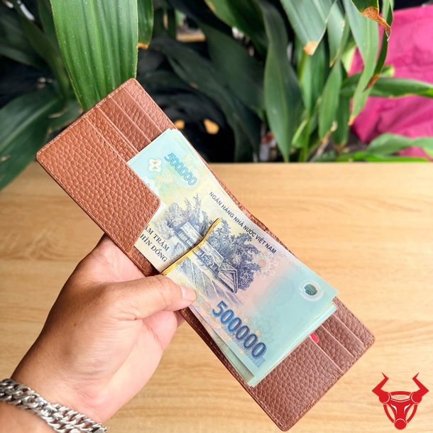 Ví Kẹp Tiền Da Bò VOBA19 Màu Nâu Thiết Kế Tối Giản Ví Kẹp Tiền Da Bò VOBA19 Màu Nâu phong cách nam tính, nhỏ gọn và hiện đại.