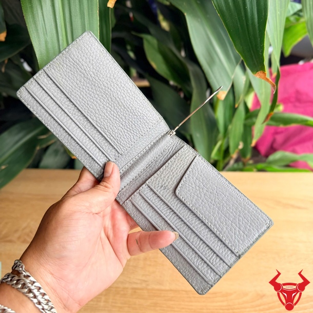 Ví Kẹp Tiền Da Bò VOBA19 Màu Xám Phong Cách Hiện Đại Ví Kẹp Tiền Da Bò VOBA19 Màu Xám tiện dụng, nhỏ gọn và phù hợp sử dụng hằng ngày.