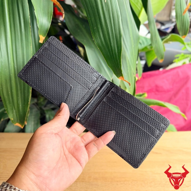 Ví Kẹp Tiền Da Bụng Cá Sấu VOBA8 Màu Đen Vân Da Tự Nhiên Ví Kẹp Tiền Da Bụng Cá Sấu VOBA8 Màu Đen nhỏ gọn, sang trọng và dễ mang theo.