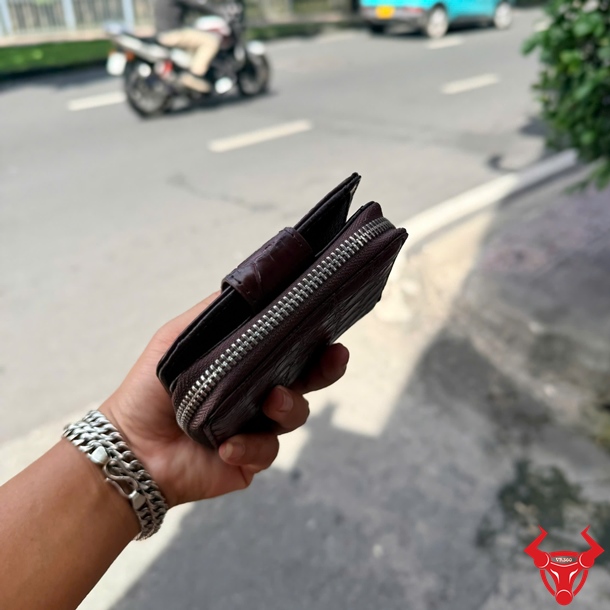 Ví Nữ Cầm Tay Da Cá Sấu Đỏ Mận VRBA8 Nổi Bật Ví nữ cầm tay da cá sấu đỏ mận VRBA8 thiết kế cao cấp