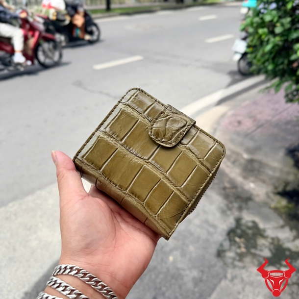 Ví Cầm Tay Nữ Da Cá Sấu Màu Xanh Rêu VRBA8 Cao Cấp Ví cầm tay nữ VRBA8 da cá sấu màu xanh rêu độc đáo