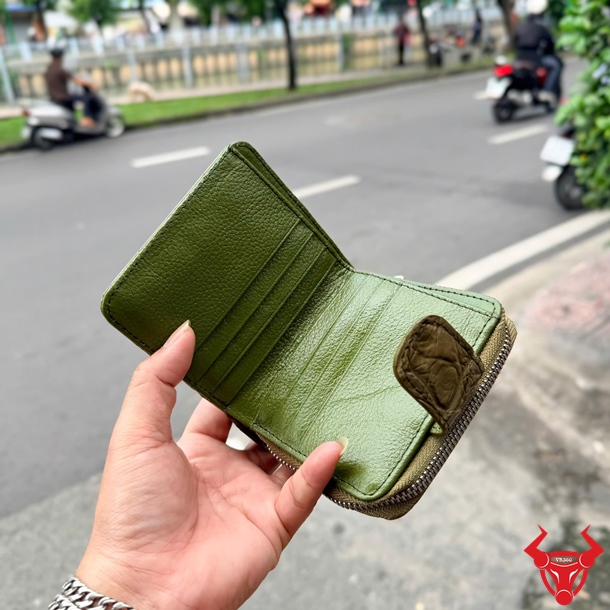 Ví Nữ VRBA8 Da Cá Sấu Xanh Rêu Phong Cách Sang Trọng Ví cầm tay da cá sấu nữ VRBA8 màu xanh rêu cá tính