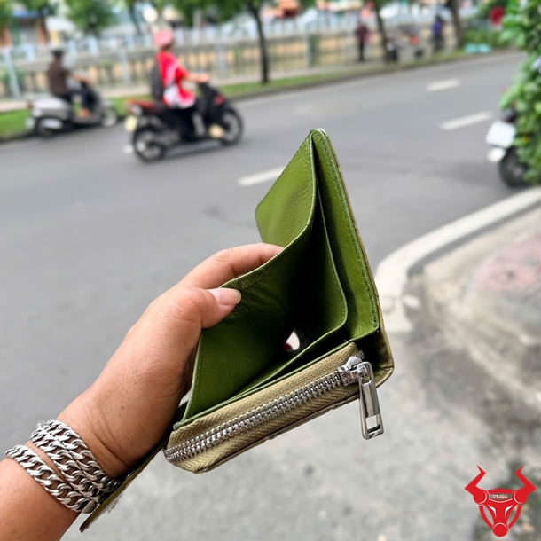 Ví Da Cá Sấu Nữ Dáng Đứng VRBA8 Xanh Rêu Tiện Dụng Ví nữ VRBA8 dáng đứng da cá sấu màu xanh rêu tiện dụng