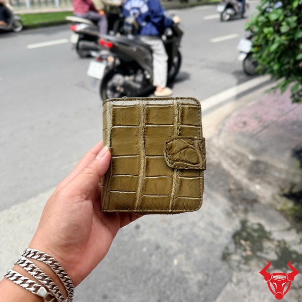 Ví Nữ Cầm Tay Dáng Đứng Da Cá Sấu Xanh Rêu VRBA8 Ví nữ cầm tay dáng đứng da cá sấu màu xanh rêu VRBA8 cao cấp