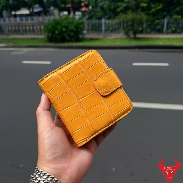 Ví Nữ Dáng Ngắn Da Bụng Cá Sấu Vàng VRBA8 Sang Trọng Ví nữ VRBA8 dáng ngắn da bụng cá sấu vàng phong cách cao cấp