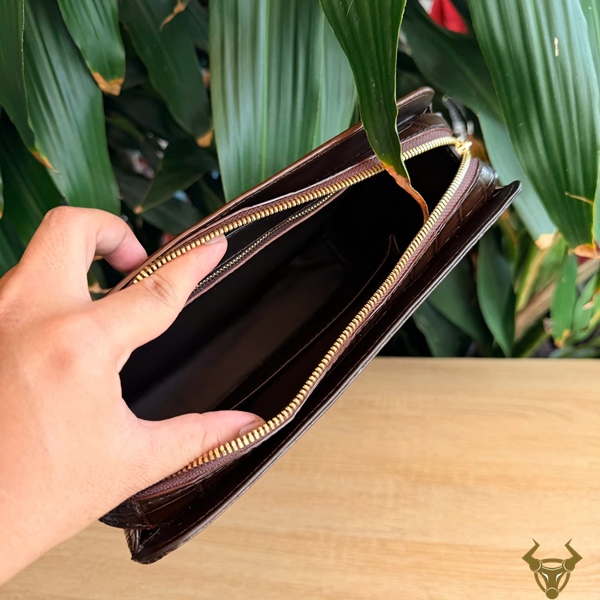 Clutch Da Bụng Cá Sấu CKCA8 Sang Trọng Hiện Đại Clutch da bụng cá sấu màu nâu CKCA8 quý phái