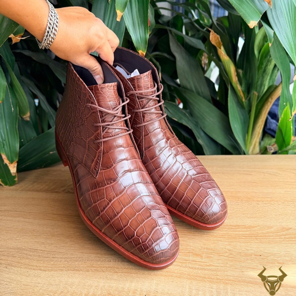 Boot Nam Da Cá Sấu GJBA8 Màu Nâu Cá Tính Giày Chukka Boot nam GJBA8 vân da bụng cá sấu tự nhiên