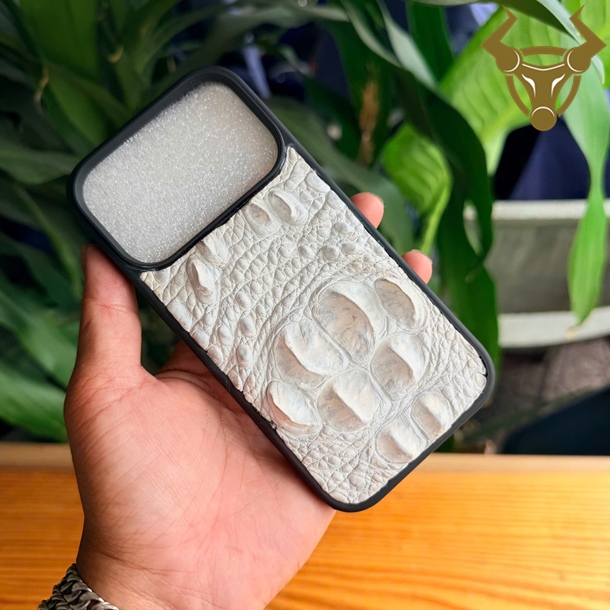 Ốp Da iPhone 17 Pro Cá Sấu 8 Gù ELDA21 Sang Trọng Ốp da iPhone 17 Pro cá sấu 8 gù ELDA21 màu bạch tạng