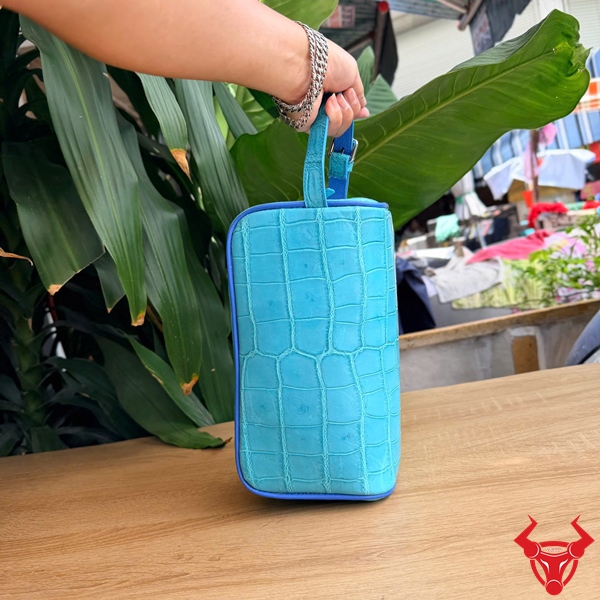 Túi Clutch Nam Da Cá Sấu Xanh Lam Phong Cách Khác Biệt Túi clutch nam da bụng cá sấu Thái Lan thiết kế khác biệt