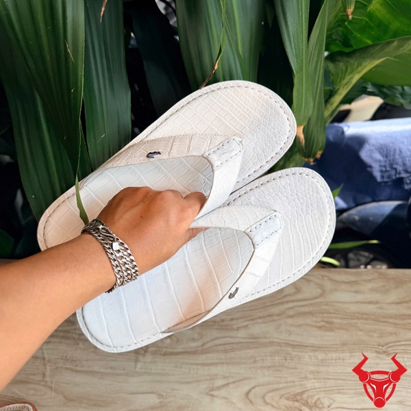 Dép Kẹp Nam Da Cá Sấu Bạch Tạng DIA8 Sang Trọng Dép kẹp nam DIA8 làm từ da cá sấu màu bạch tạng, size 43, kiểu dáng cá tính.