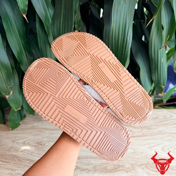 Dép Kẹp Full Da Cá Sấu Bạch Tạng DIA8 Chất Chơi Dép kẹp full da cá sấu màu bạch tạng DIA8 size 43 phong cách cá tính, nổi bật.