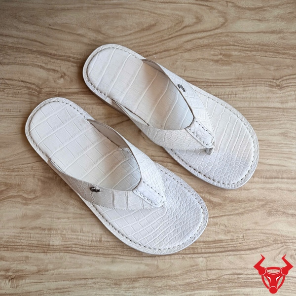 Dép Kẹp Full Da Cá Sấu Bạch Tạng DIA8 Size 43 Cao Cấp Dép kẹp full da cá sấu màu bạch tạng DIA8 size 43 với thiết kế thời trang sang trọng.