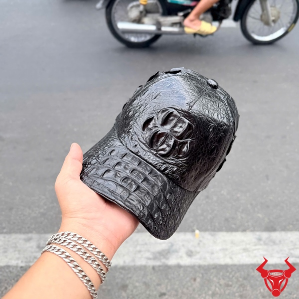 Mũ Lưỡi Trai Da Gù Cá Sấu NOA4 Thiết Kế Khác Biệt Mũ da cá sấu gù màu đen NOA4 kiểu lưỡi trai với phong cách lịch lãm và thời trang.