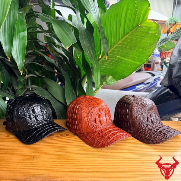 Mũ Da Cá Sấu Gù NOA4 Phụ Kiện Thời Trang Khác Biệt Mũ lưỡi trai da cá sấu gù màu nâu đất mã NOA4 của thương hiệu Đồ Da VR360.