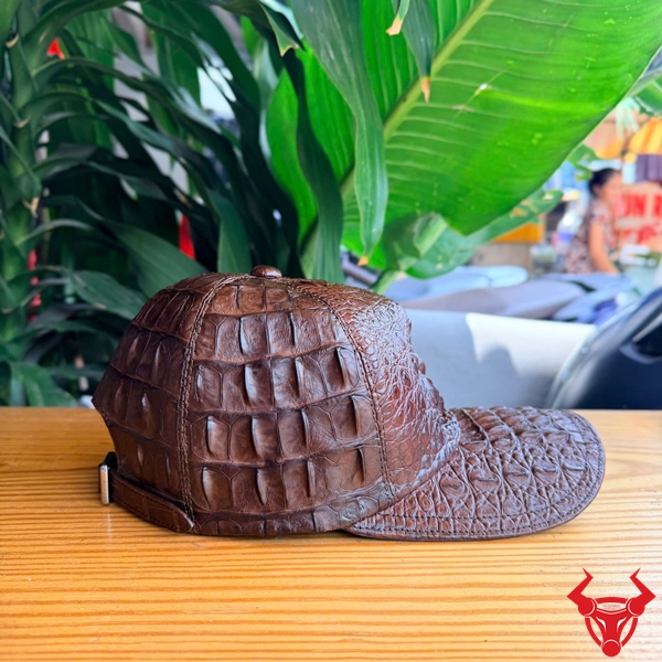 Mũ Lưỡi Trai Da Gù Cá Sấu Nâu Đất Độc Đáo Mũ lưỡi trai da gù cá sấu nâu đất NOA4 có họa tiết vân gù nổi bật và phong cách cá tính.