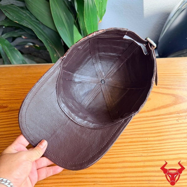 Mũ Da Cá Sấu Gù Nâu Đất NOA4 Phong Cách Lịch Lãm Thiết kế mũ lưỡi trai NOA4 từ da gù cá sấu màu nâu đất với kết cấu vân da khác biệt.