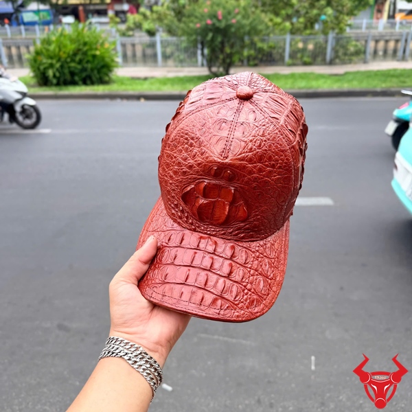 Mũ Da Cá Sấu Gù NOA4 Phụ Kiện Thời Trang Cá Tính Mũ da cá sấu gù NOA4 nâu đỏ là phụ kiện thời trang nam cá tính với kiểu dáng lưỡi trai hiện đại.
