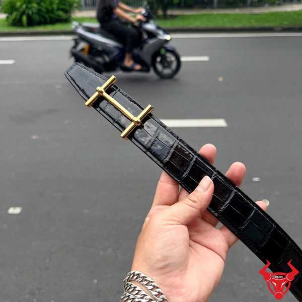 Thắt Lưng TLA8B15 Hai Mặt Đen Nâu Phong Cách Năng Động Thắt lưng nam hai mặt TLA8B15 da bụng cá sấu màu đen nâu phong cách năng động.