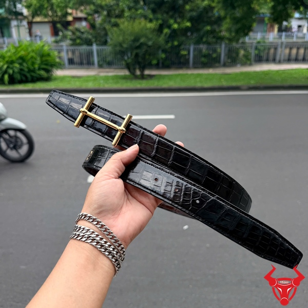 Thắt Lưng Nam TLA8B15 Da Cá Sấu Hai Mặt Phối Đồ Linh Hoạt Thắt lưng nam TLA8B15 da bụng cá sấu hai mặt đen nâu phối quần tây và trang phục thường ngày.