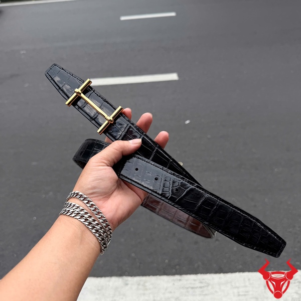 Thắt Lưng Da Bụng Cá Sấu TLA8B15 Đen Nâu Hiện Đại Cận cảnh thắt lưng nam da bụng cá sấu TLA8B15 hai mặt đen nâu sang trọng.