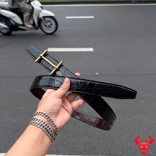 Thắt Lưng Nam Hai Mặt Đen Nâu TLA8B15 Hai Đầu Nhọn Thắt lưng da bụng cá sấu TLA8B15 hai mặt đen nâu thể hiện hai phong cách thời trang nam.