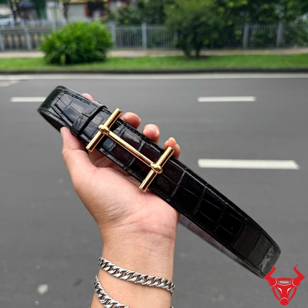 Thắt Lưng Nam Da Bụng Cá Sấu TLA8B15 Đa Phong Cách Thắt lưng da cá sấu TLA8B15 hai mặt đen nâu phù hợp nhiều phong cách nam giới.