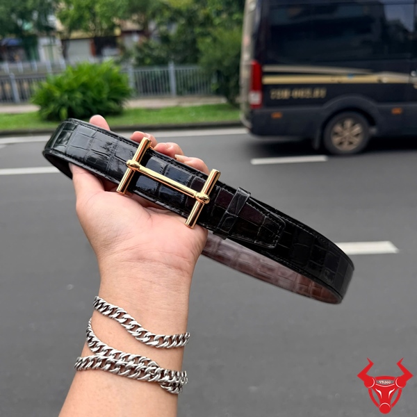 Thắt Lưng TLA8B15 Hai Mặt Đen Nâu Tinh Tế Và Đẳng Cấp Thắt lưng nam TLA8B15 kết hợp da bụng cá sấu hai mặt đen nâu kiểu dáng hiện đại.