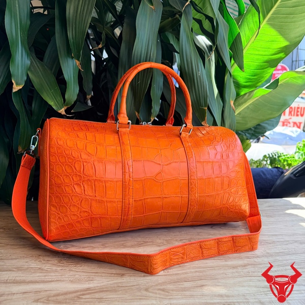 Túi Du Lịch Da Cá Sấu TR-DA8 Màu Cam Sang Trọng Túi du lịch da cá sấu màu cam TR-DA8 nổi bật với thiết kế túi trống sang trọng.