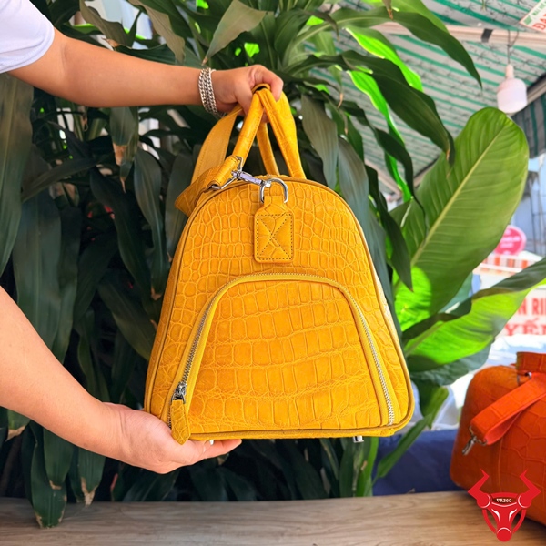 Túi trống du lịch da cá sấu TR-DA8 màu vàng nghệ với kiểu dáng thời trang hiện đại.