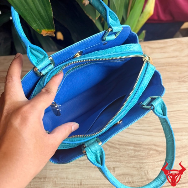 Túi Xách Nữ Da Cá Sấu TYC13 Xanh Lam Thanh Lịch Và Quý Phái Túi xách nữ da cá sấu TYC13 màu xanh lam, thiết kế theo yêu cầu với phong cách sang trọng.